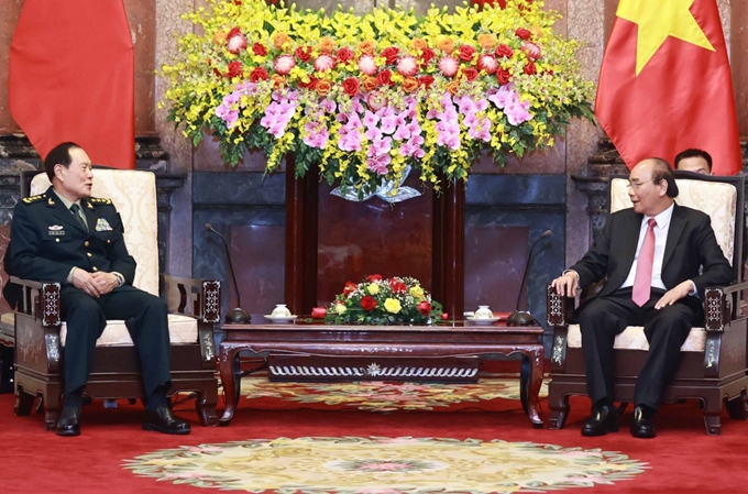 El presidente de Vietnam, Nguyen Xuan Phuc (d) y el consejero de Estado y ministro de Defensa de China, Wei Fenghe.