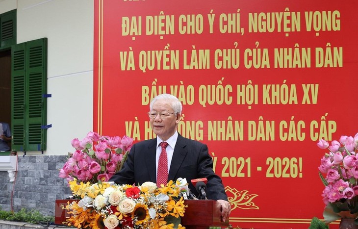 El secretario general del Partido Comunista de Vietnam, Nguyen Phu Trong, responde a la prensa en el colegio electoral número 4, barrio de Nguyen Du, distrito de Hai Ba Trung, Hanói (Foto: VNA)