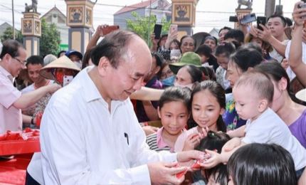 El Jefe del Estado de Vietnam saluda a los niños vietnamitas en el Día Internacional de la Infancia