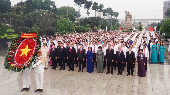 Los delegados al XI congreso del comité del partido de Ciudad Ho Chi Minh depositan inciensos en homenaje a los mártires y héroes locales. (Foto: VGP)