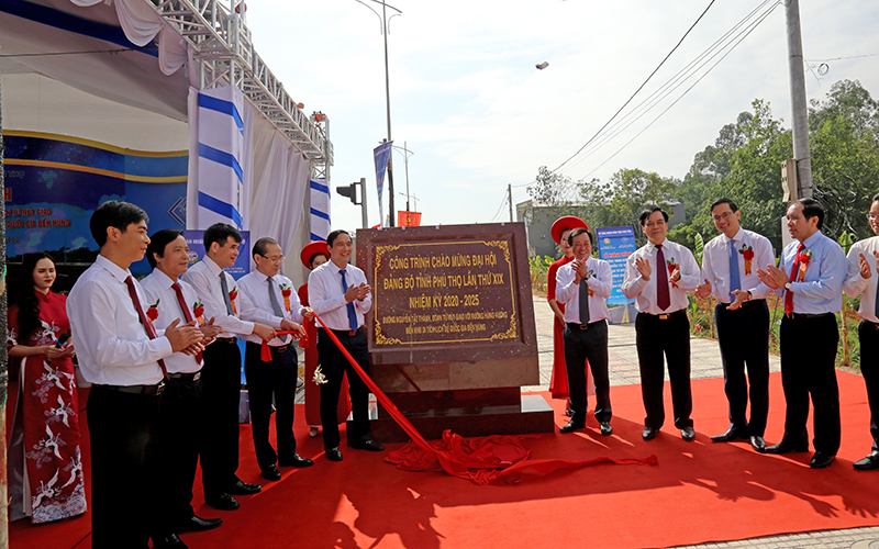 Líderes de Phu Tho inauguran la obra de identificación de la calle ampliada de Nguyen Tat Thanh. (Foto: nhandan.com.vn)