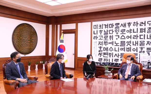 El presidente de la Asamblea Nacional de Corea del Sur, Park Byeong-seug (R), recibe al embajador de Vietnam en Seúl, Nguyen Vu Tung. (Foto: VNA)