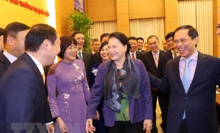 Líder del Parlamento vietnamita alienta a nuevos embajadores antes del desempeño de la misión en el exterior