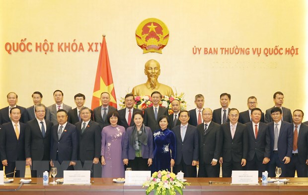 La presidenta de la Asamblea Nacional de Vietnam, Nguyen Thi Kim Ngan, (con bufanda) y los jefes de representaciones diplomáticas del país, período 2020-2023.