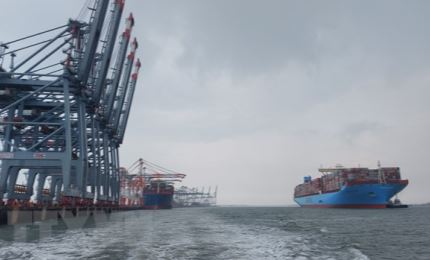Provincia vietnamita recibe a un colosal buque para contenedores