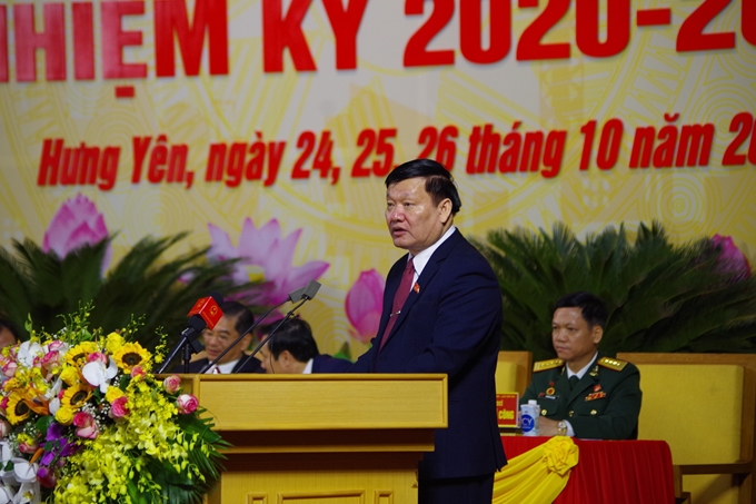 Nguyen Van Phong, vicesecretario del Comité del Partido y presidente del Comité Popular de la provincia presenta el Informe Político en el Congreso.