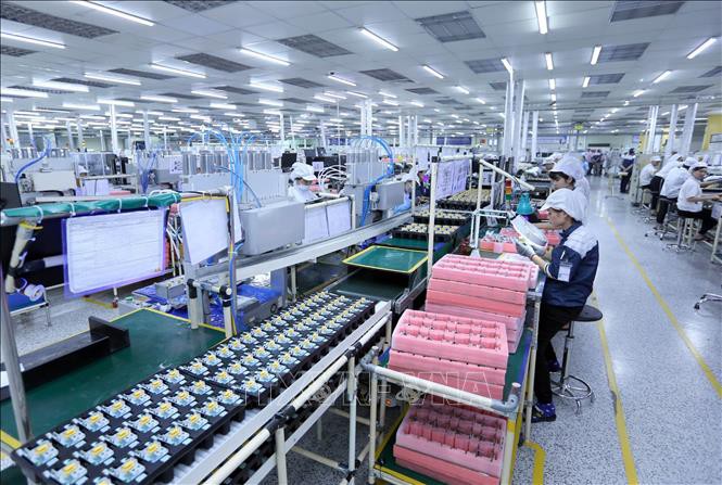 Una cadena de producción de placas de circuito electrónico en la sociedad anónima Nexcon Vietnam, una empresa con capital de inversión surcoreana en Bac Ninh. (Foto: VNA)