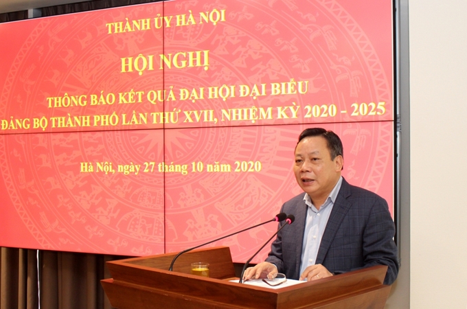 El vicesecretario del comité partidista municipal, Nguyen Xuan Phong informa sobre el resultado del congreso.