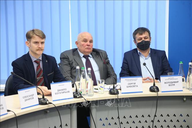 El politólogo y experto en asuntos internacionales de Ucrania, Volodymyr Volya (con mascarilla), en una conferencia del Mar Oriental. (Foto: VNA)