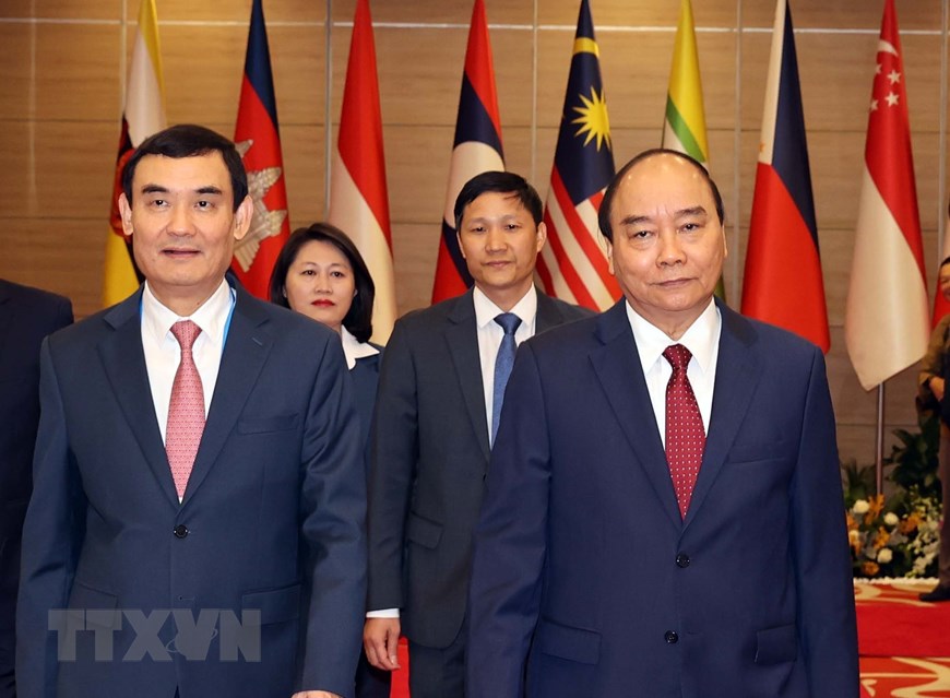 El primer ministro Nguyen Xuan Phuc (d.) preside la reunión.