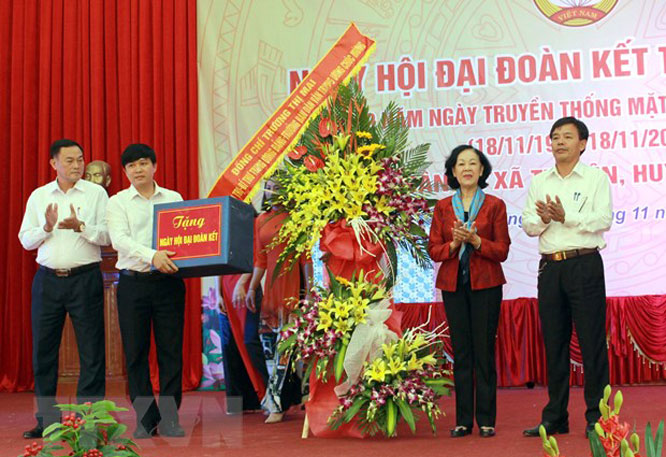 La jefa de la Comisión de Movilización de Masas del Partido, Truong Thi Mai, regala flores a las autoridades de Yen Dung.