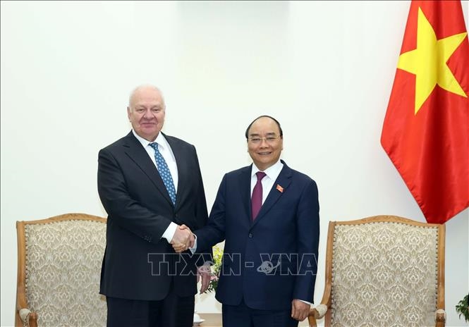El primer ministro de Vietnam Nguyen Xuan Phuc (i.) y el embajador ruso, Konstantin Vnukov. (Foto: VNA)