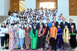 El viceprimer ministro elogia la contribución de los profesores y profesoras pertenecientes a  minorías étnicas