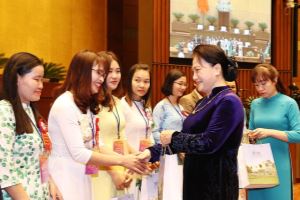 Los profesores homenajeados por su contribución a la profesión docente de Vietnam