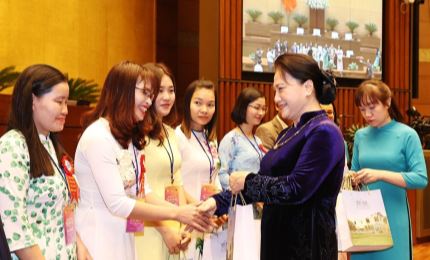 Los profesores homenajeados por su contribución a la profesión docente de Vietnam