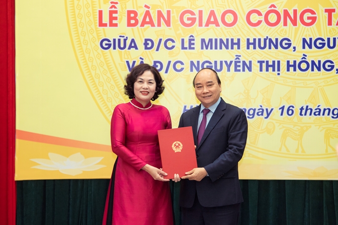El primer ministro Nguyen Xuan Phuc recibe el certificado de nombramiento a la primera gobernadora del Banco del Estado.