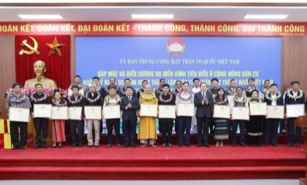 Acto de reconocimiento a 90 personas ejemplares por parte del Frente de la Patria de Vietnam en zonas poblacionales