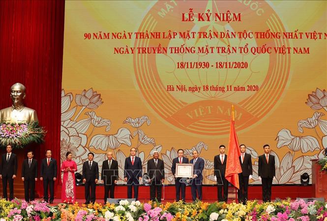 El primer ministro Nguyen Xuan Phuc entrega la Orden de Ho Chi Minh al presidente del Frente de la Patria, Tran Thanh Man (Foto: VNA)