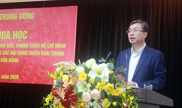 Bui Truong Giang, vicepresidente de la Comisión de Propaganda y Educación del PCV conduce la reunión.