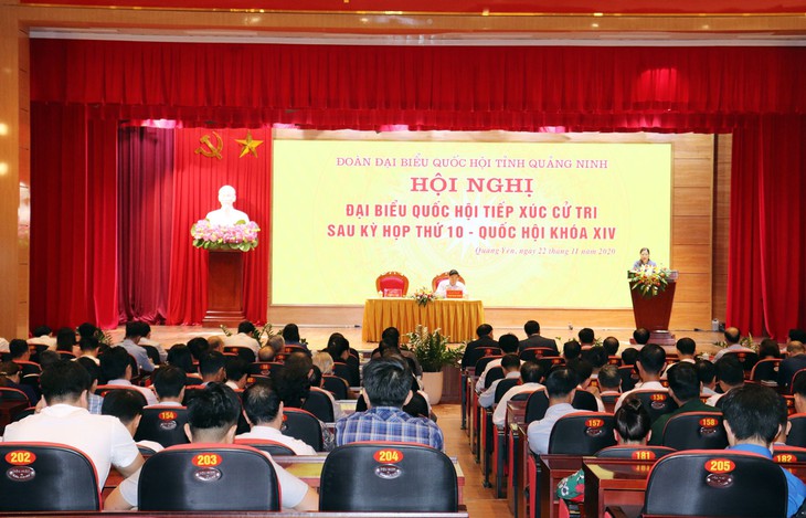 El jefe de la Comisión Organizativa del PCV, Pham Minh Chinh se reúne con los electores de la comuna de Quang Yen, provincia norteña de Quang Ninh. (Foto: baoquangninh.com.vn)