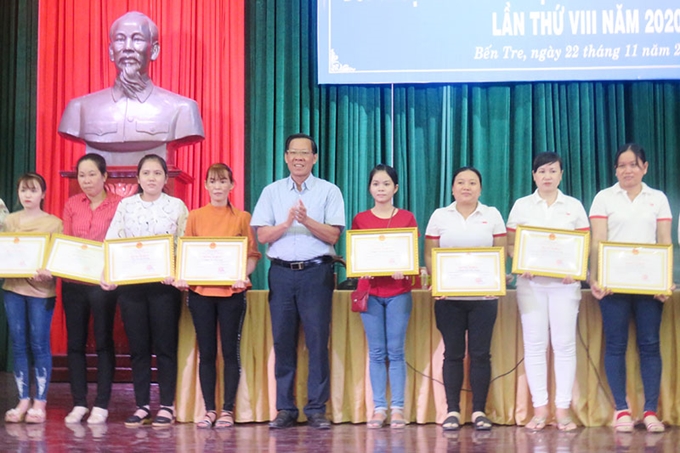 El secretario del comité del Partido de Ben Tre, Phan Van Mai, entrega el certificado de mérito a los trabajadores más sobresalientes en 2020.