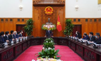 El primer ministro de Vietnam recibe a una delegación empresarial multinacional encabezada por Philipp Rösler