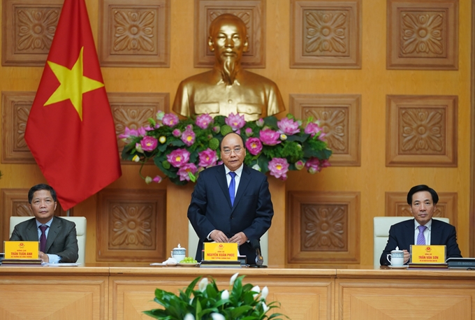 El primer ministro Nguyen Xuan Phuc interviene en la reunión.