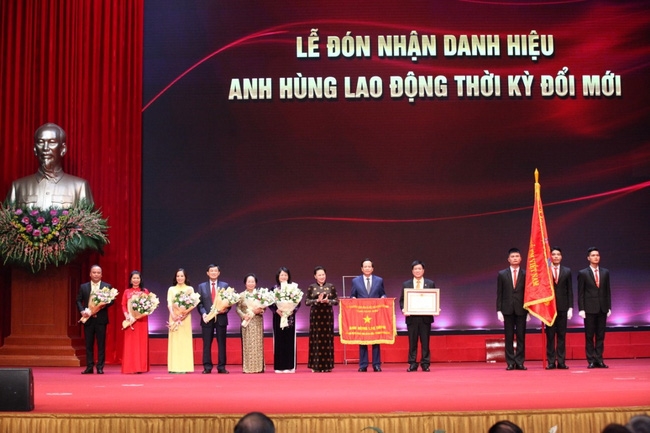 La presidenta de la Asamblea Nacional, Nguyen Thi Kim Ngan, otorga el título de Héroe de Trabajo en el período Doi Moi (Renovación) al Fondo de Patrocinio Infantil de Vietnam