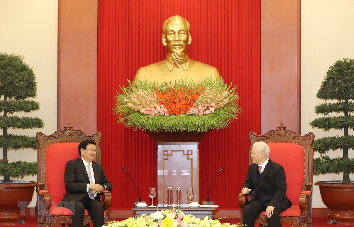 El secretario general del Partido Comunista y presidente de Vietnam, Nguyen Phu Trong (d.), recibe al primer ministro de Laos, Thongloun Sisoulith.