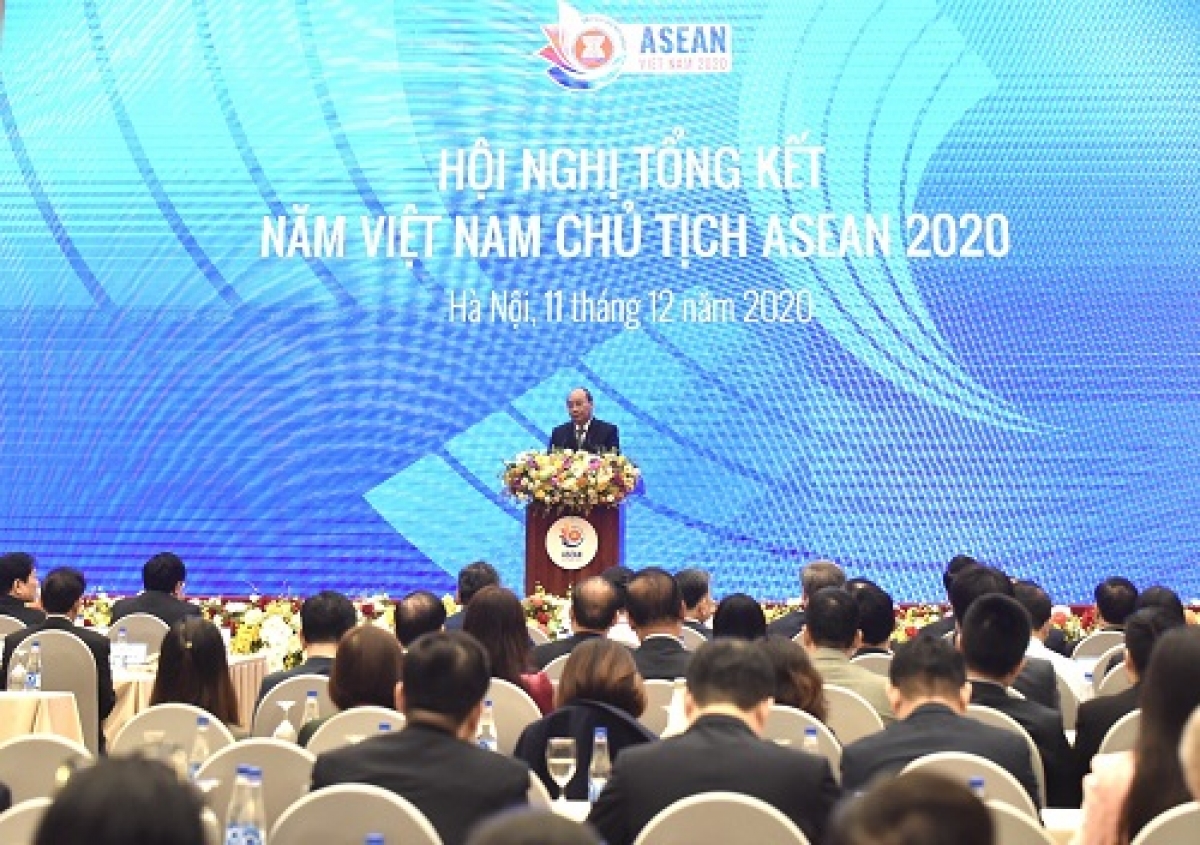 El primer ministro de Vietnam, Nguyen Xuan Phuc, pronuncia el discurso en la conferencia. (Foto: VGP)
