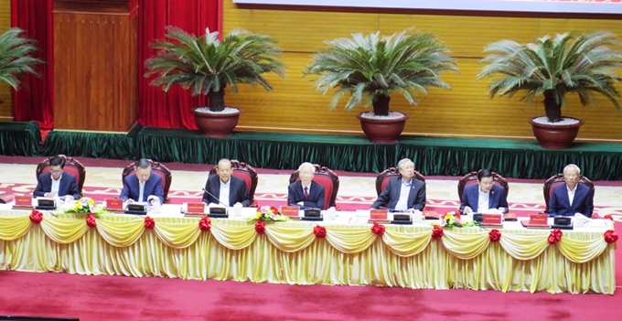El secretario general del Partido y presidente del país, Nguyen Phu Trong (c.) preside la reunión.