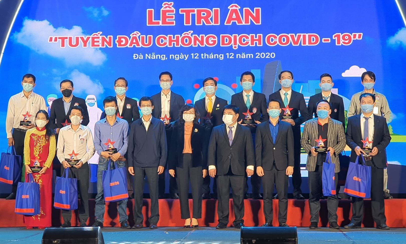 Honran a las personas con mayor contribución a la lucha contra el covid-19 en Da Nang. (Foto: VGP)