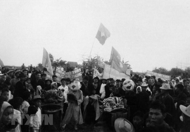Miles de personas celebran la fundación del Frente Nacional para la Liberación de Vietnam del Sur en 1960.