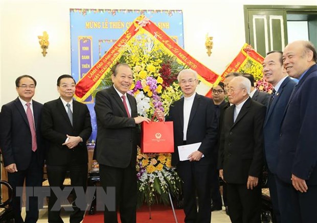 El vicepremier de Vietnam Truong Hoa Binh (i.) felicita a la Arquidiócesis de Hanói por Navidad (Foto: VGP)