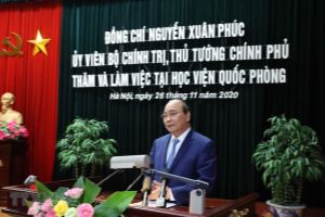 El jefe del Gobierno vietnamita se reúne con trabajadores de la Academia de Defensa Nacional