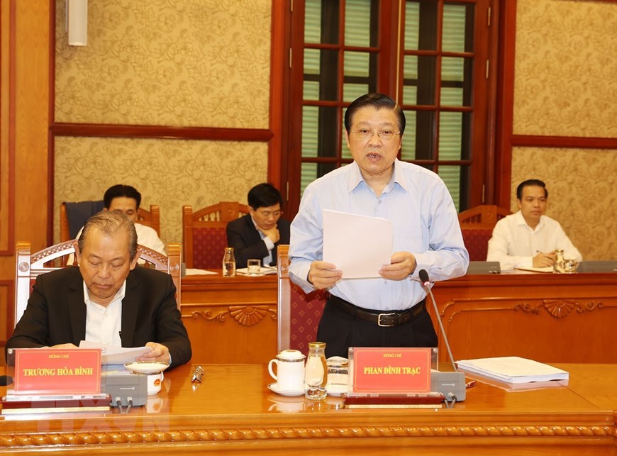 Phan Dinh Trac, jefe del Departamento del Interior del Partido y vicejefe del Comité Directivo de Prevención y Lucha anticorrupción interviene en la reunión.
