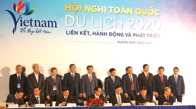 Representantes de ministerios, sectores y localidades de Hanói, Ciudad Ho Chi Minh y provincias principales del centro firman un acuerdo de conexión turística, período 2020-2025.