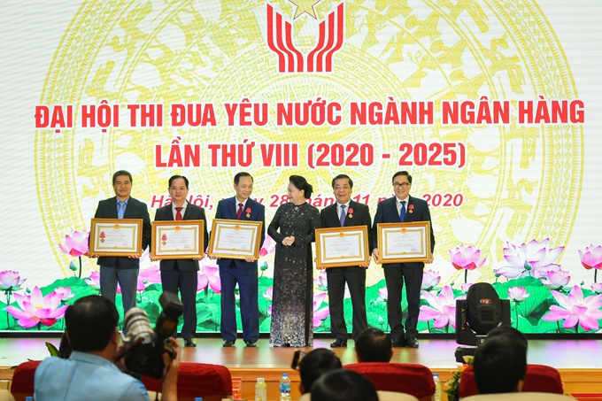 La presidenta de la Asamblea Nacional, Nguyen Thi Kim Ngan, otorga la Orden de Trabajo de de primera clase a individuos y colectivos sobresalientes del movimiento de emulación patriótica del sector bancario.