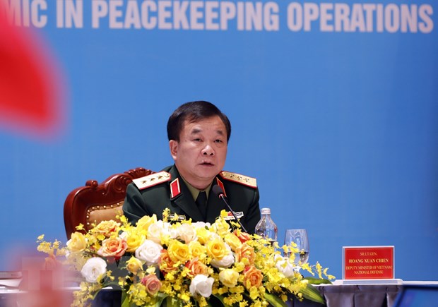 El viceministro de Defensa, el coronel general Hoang Xuan Chien, interviene en la reunión.