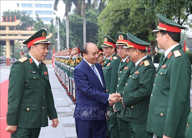 El primer ministro de Vietnam, Nguyen Xuan Phuc se reúne con representantes de la Academia de Defensa Nacional. (Foto: VNA)