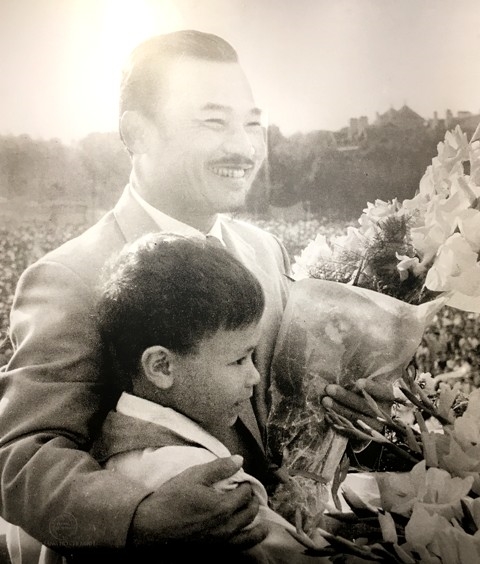 Hoàng thân Xu-pha-nu-vông nhận hoa của thiếu nhi Thủ đô Hà Nội tại buổi mít tinh trọng thể của nhân dân Hà Nội chào mừng Thủ tướng Xụ-văn-na Phu-ma và Hoàng thân Xu-pha-nu-vông tại Quảng trường Ba Đình, Hà Nội ngày 28/4/1961