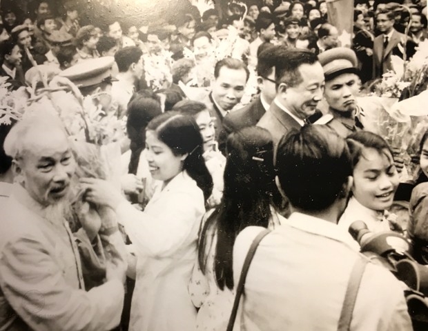 Các cháu thanh thiếu niên Hà Nội tặng hoa Chủ tịch Hồ Chí Minh, Quốc vương Lào Xỉ-xạ-vàng Vắt-thạ-na và các vị khách quý Lào trong buổi mít tinh trọng thể của mười vạn nhân dân Hà Nội do Ủy ban Hành chính thành phố Hà Nội tổ chức hoan nghênh Quốc vương Lào sang thăm Việt Nam tại Quảng trường Ba Đình, ngày 12/3/1963.