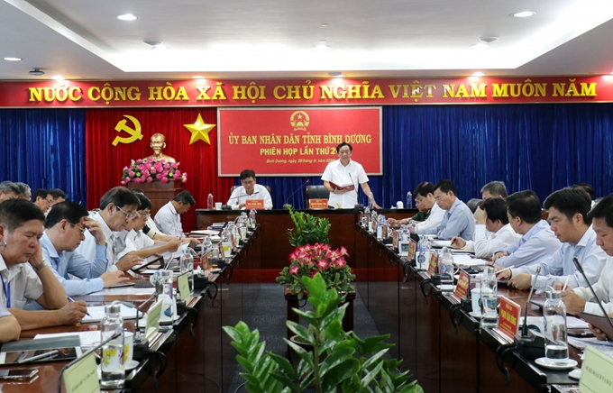 El vicesecretario del Comité del Partido y presidente del Comité Popular de Binh Duong, Nguyen Hoang Thao interviene en la reunión.