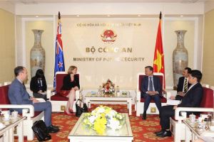 Reconocen aportes de la embajadora de Nueva Zelanda en Vietnam