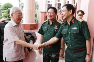 El máximo líder político de Vietnam realza la importancia del activo humano para el próximo Congreso del Partido del ejército
