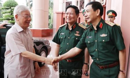 El máximo líder político de Vietnam realza la importancia del activo humano para el próximo Congreso del Partido del ejército