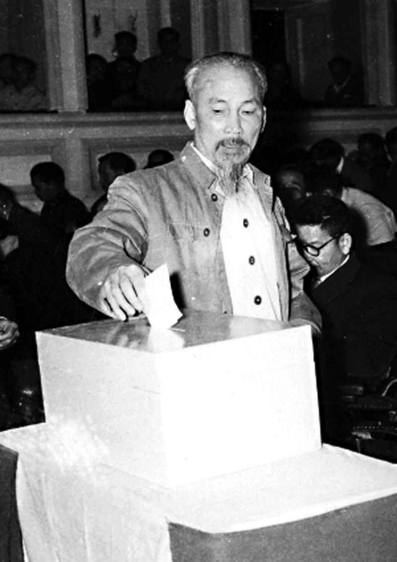 El Presidente Ho Chi Minh emitió su votación en Hanoi en 1960. (Foto: archivo)