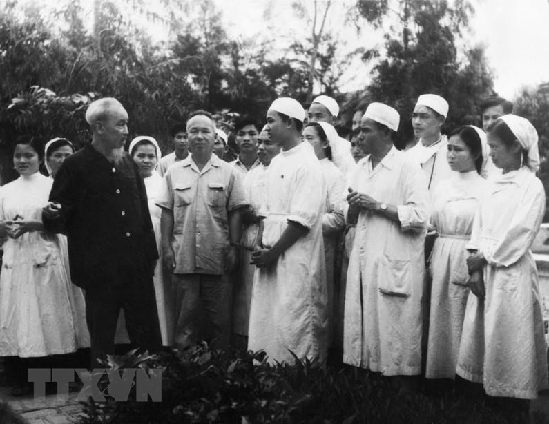 El Presidente Ho Chi Minh visitó la clínica Van Dinh, provincia de Ha Tay, el 20 de abril de 1963). (Foto: archivo)
