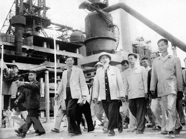 El Presidente Ho Chi Minh visitó el Parque Industrial del Complejo de Hierro y Acero Thai Nguyen el1 de enero de 1964. (Foto: archivo)