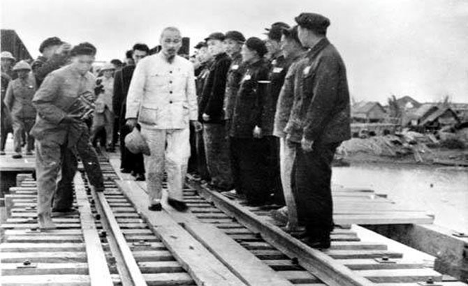 El Presidente Ho Chi Minh visita la obra ferroviaria Hanoi - Muc Nam Quan y el puente Phu Lang Thuong (Bac Giang) el 25 de enero de 1955. (Foto: Archivo)